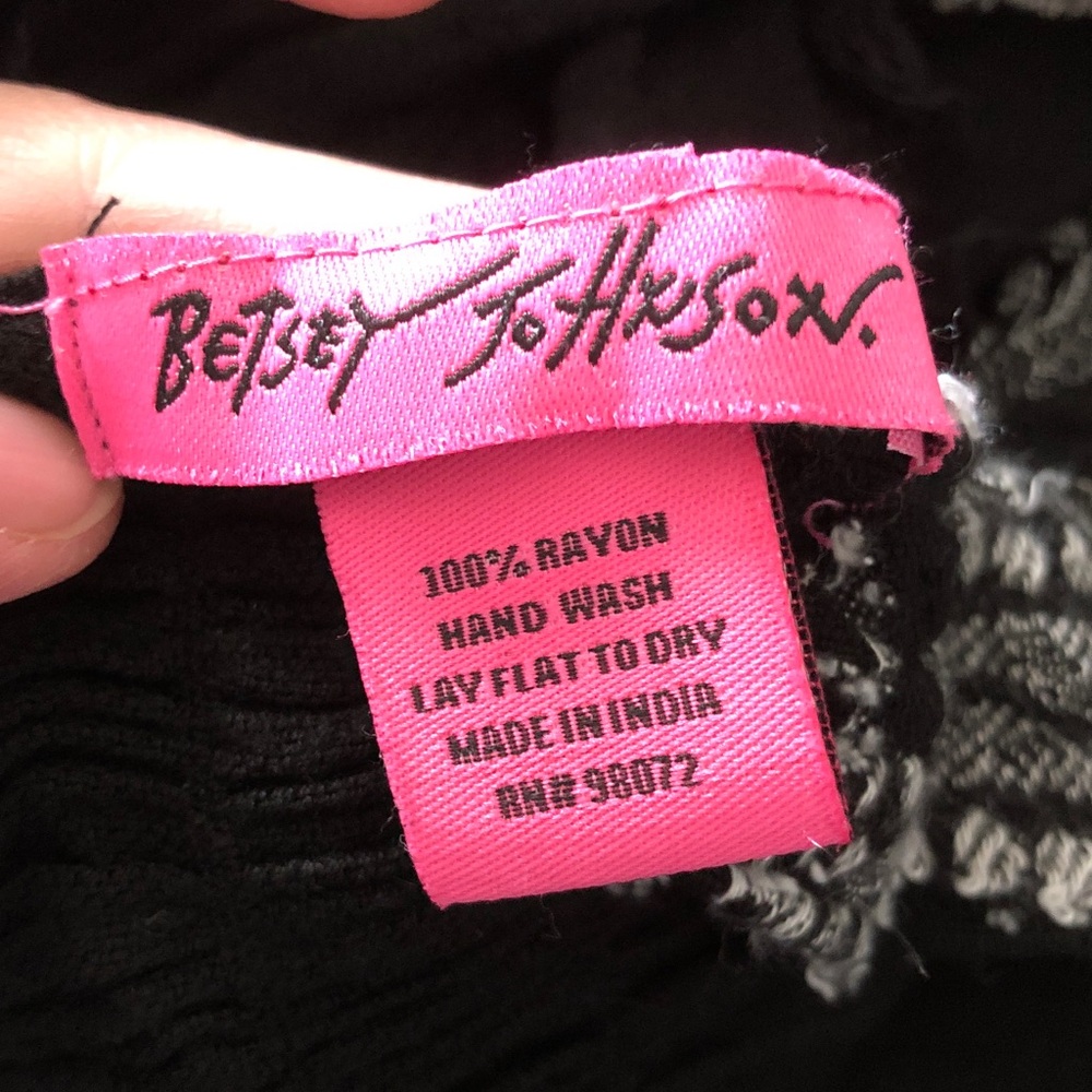 BETSEY JOHNSON Women Viscose Scarf Wrap Floral Black & White - Picture 11 of 11
